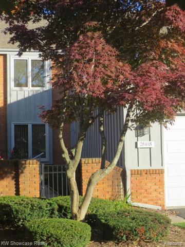 front view picture of 28418 Venice Cir, Farmington, MI. 48334