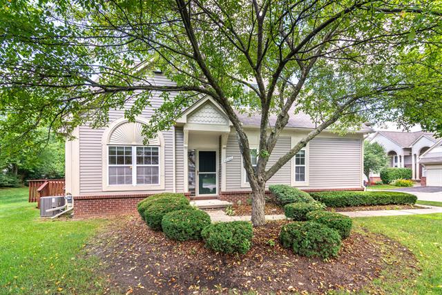 front view picture of 38500 Saratoga Cir, Farmington, MI. 48331