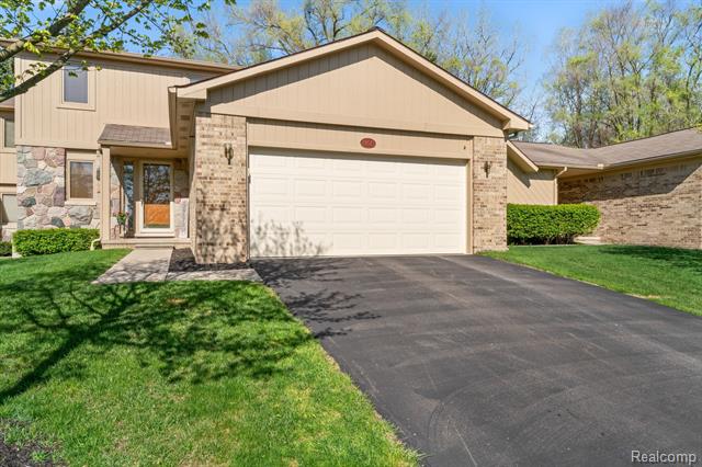 front view picture of 29573 Sylvan Ln, Farmington, MI. 48334