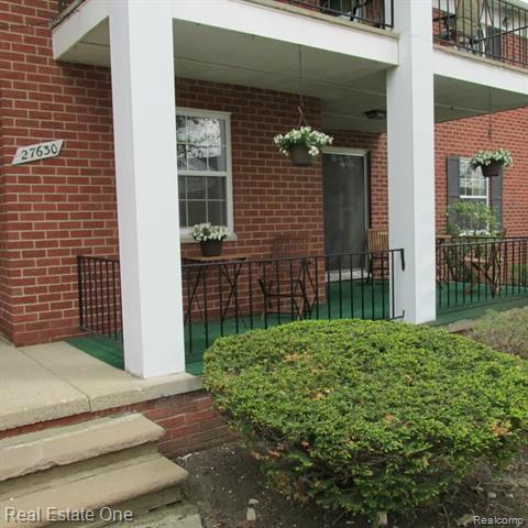 front view picture of 27630 W Echo Vly, Farmington, MI. 48334