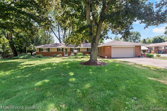 front view picture of 31541 Rocky Crest Dr, Farmington, MI. 48336