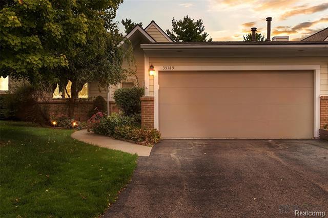 front view picture of 35145 Hillside Dr, Farmington, MI. 48335