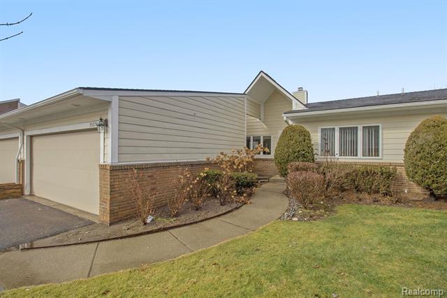 front view picture of 35274 Meadow Ln, Farmington, MI. 48335