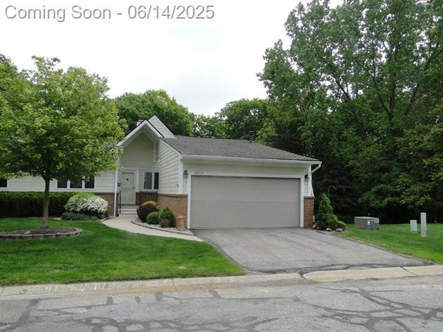 front view picture of 34015 Hillside Ct, Farmington, MI. 48335