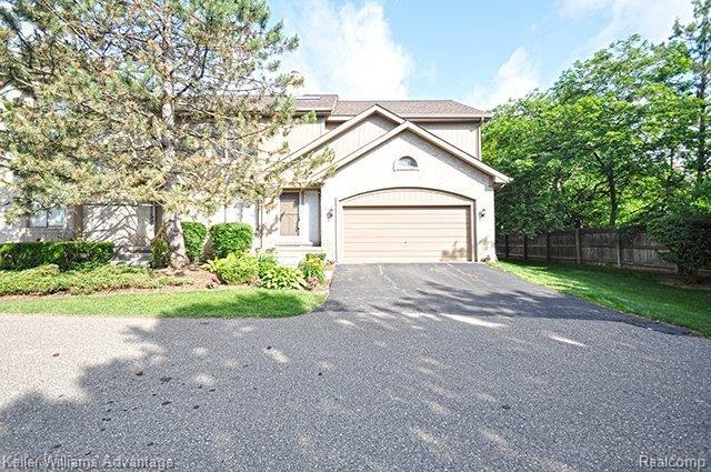 front view picture of 29655 Sierra Pointe Cir, Farmington, MI. 48331