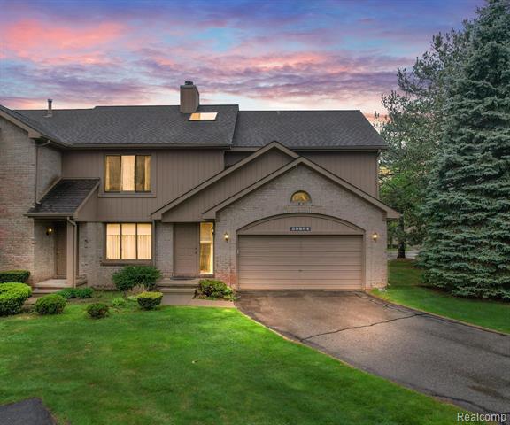 front view picture of 29584 Sierra Pointe Cir, Farmington, MI. 48331