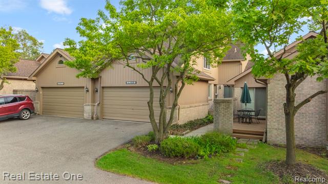 front view picture of 29513 Sierra Pointe Cir, Farmington, MI. 48331
