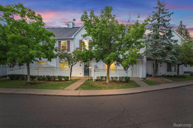front view picture of 22051 Atlantic Pointe, Farmington, MI. 48336