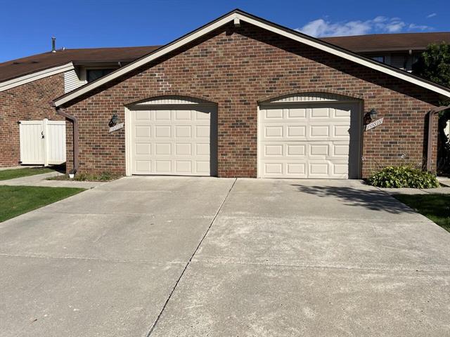 front view picture of 29077 Tiffany Dr W, Southfield, MI. 48034