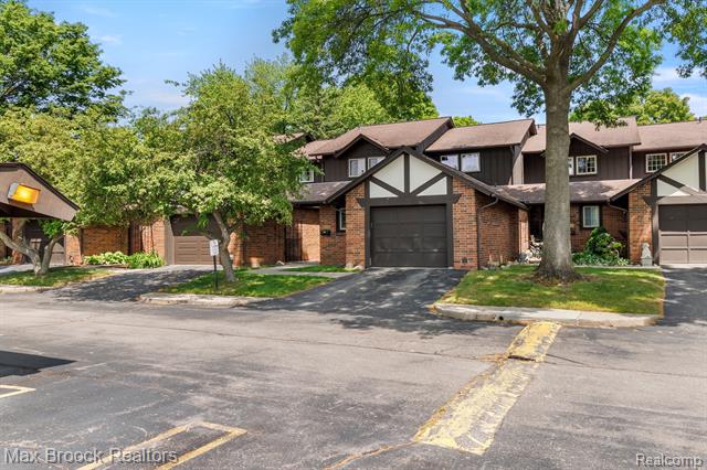 front view picture of 29242 Wellington Rd W, Southfield, MI. 48034