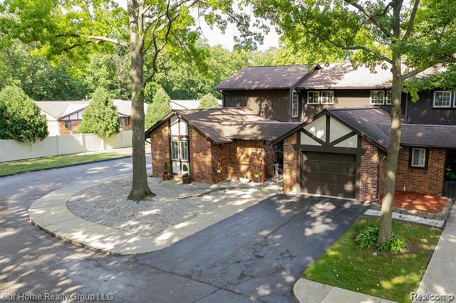 front view picture of 29284 Wellington Rd W, Southfield, MI. 48034