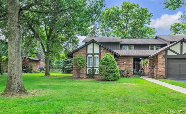 front view picture of 29322 Wellington Rd W, Southfield, MI. 48034