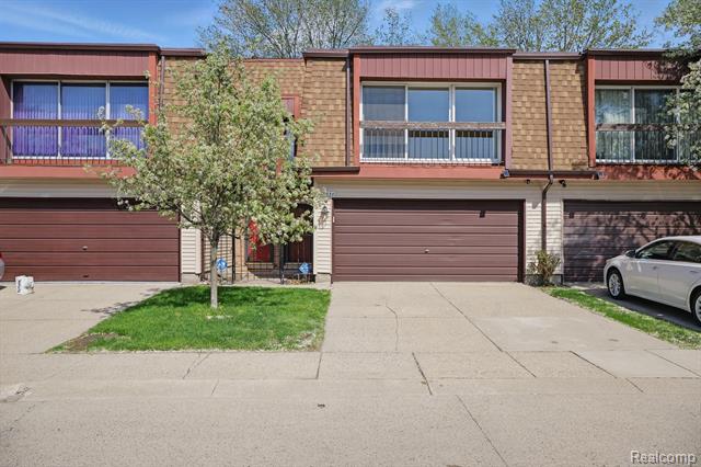 front view picture of 25030 Sherwood Cir, Southfield, MI. 48075