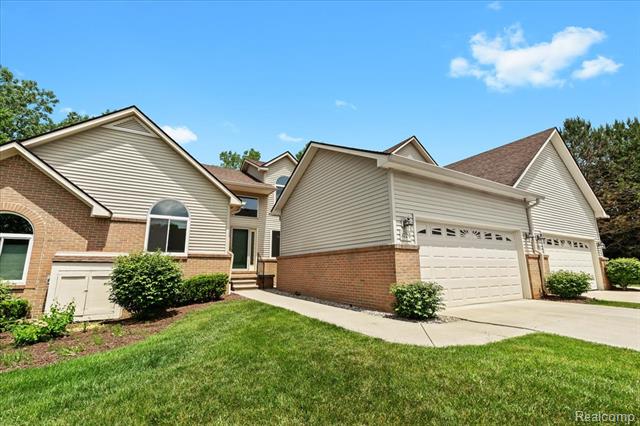 front view picture of 1029 Bird Song Ln, Milford, MI. 48381
