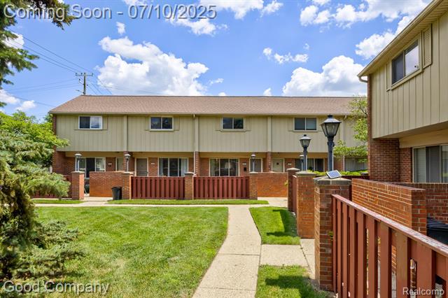 front view picture of 323 W Lincoln Ave, Royal Oak, MI. 48067