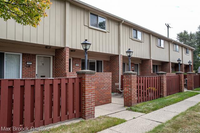 front view picture of 319 W Lincoln Ave, Royal Oak, MI. 48067