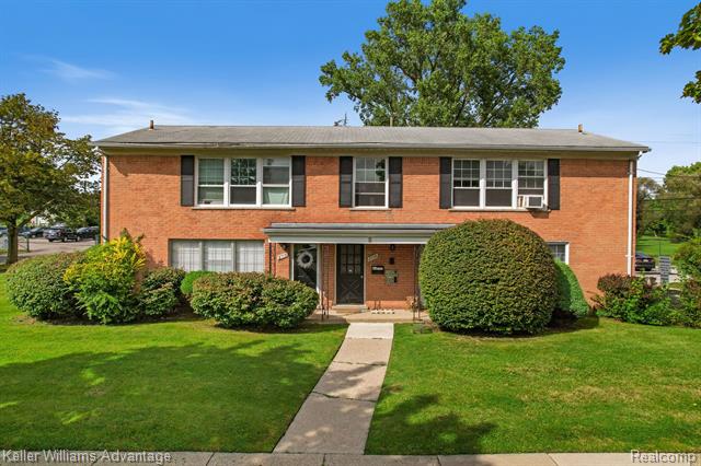 front view picture of 2716 W 13 Mile Rd, Royal Oak, MI. 48073