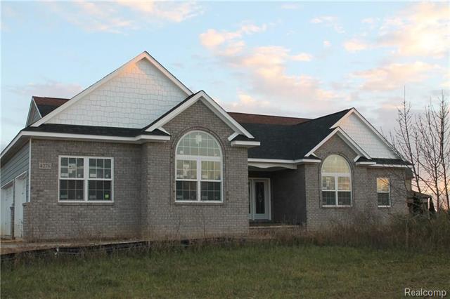 front view picture of 4276 Taggett Lake Dr, Highland, MI. 48357