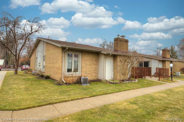 front view picture of 111 Willow Way, Waterford, MI. 48328