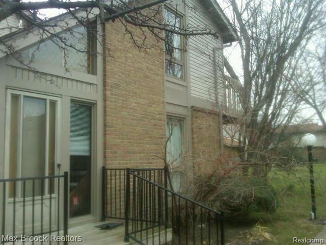 front view picture of 87 Willow Way, Waterford, MI. 48328