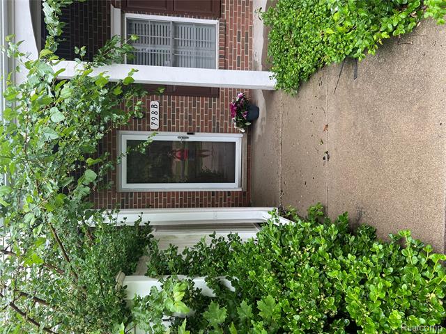 front view picture of 798 Amberly Dr Unit A, Waterford, MI. 48328