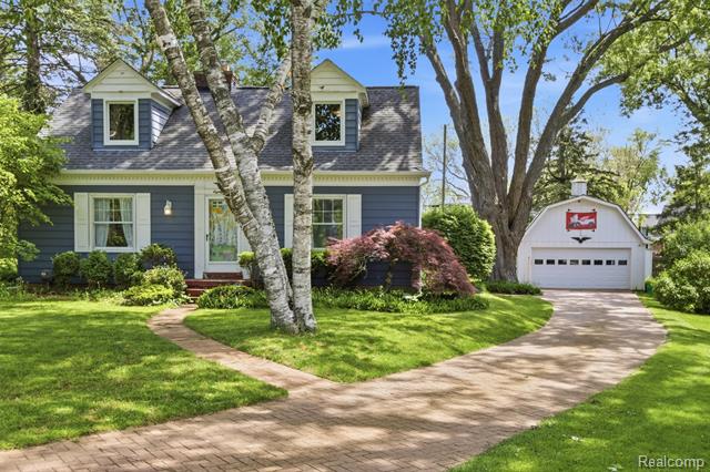front view picture of 85 Hill Cir, Waterford, MI. 48328