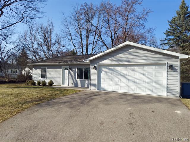 front view picture of 3934 Pontiac Lake Rd, Waterford, MI. 48328