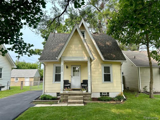 front view picture of 2229 Rosemary Ave, Waterford, MI. 48328