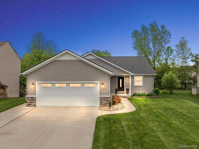 front view picture of 7611 Peninsula Ct, Waterford, MI. 48327