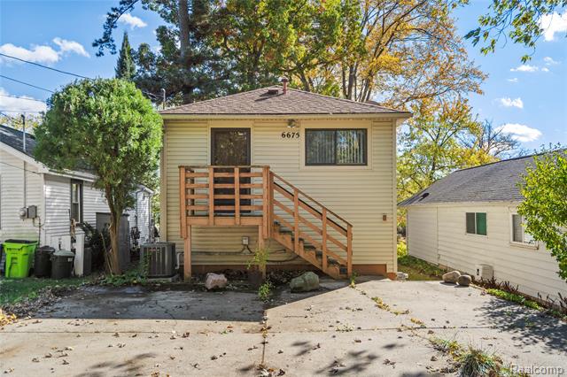 front view picture of 6675 Langtoft St, West Bloomfield, MI. 48324