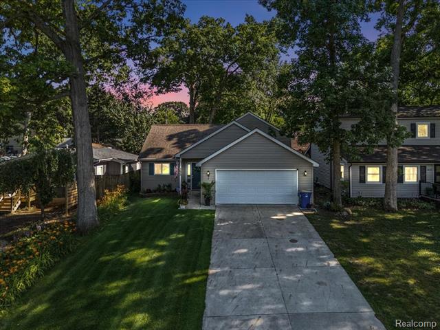 front view picture of 3633 Richmond Ave, Waterford, MI. 48328