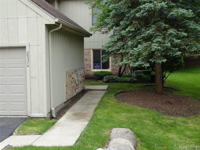 front view picture of 29374 Laurel Dr, Farmington, MI. 48331