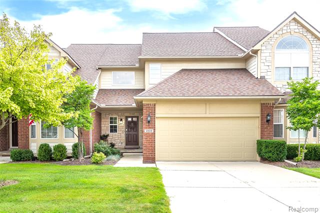 front view picture of 1010 Paddock Dr, South Lyon, MI. 48178