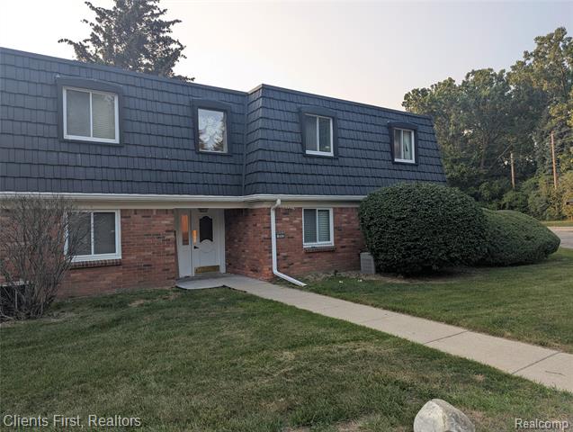 front view picture of 1850 Colonial Village Way Apt 1, Waterford, MI. 48328