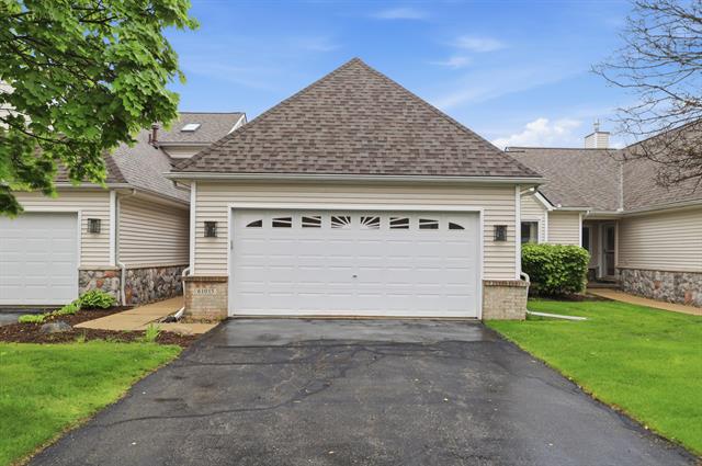 front view picture of 61015 Evergreen Ct, South Lyon, MI. 48178