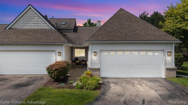 front view picture of 61027 Evergreen Ct, South Lyon, MI. 48178