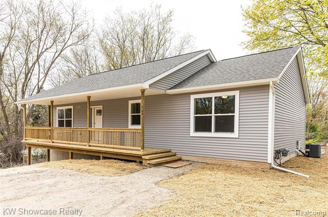 front view picture of 206 N John St, Highland, MI. 48357