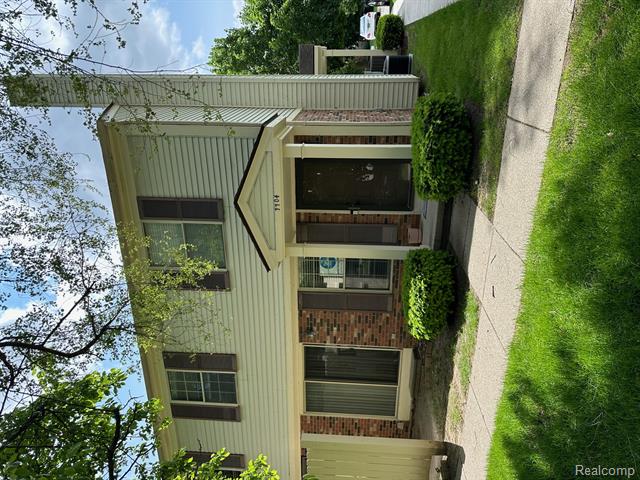 front view picture of 7704 Lake Ridge Dr, Waterford, MI. 48327