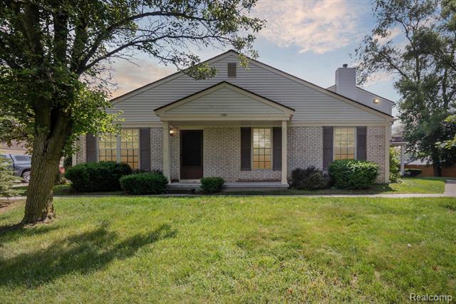front view picture of 7727 Lake Ridge Dr, Waterford, MI. 48327