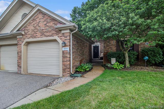 front view picture of 36952 Ridgedale Ct, Farmington, MI. 48331