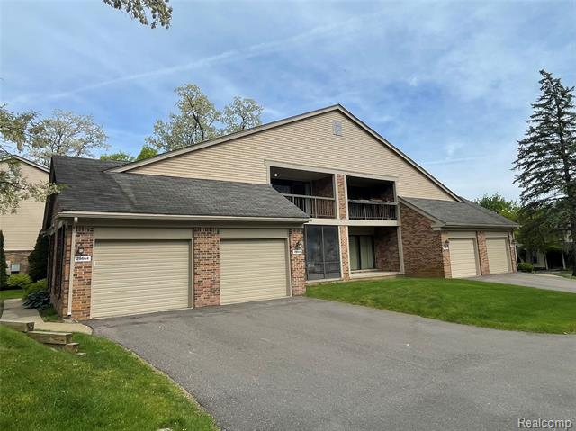 front view picture of 29664 Pine Ridge Cir, Farmington, MI. 48331