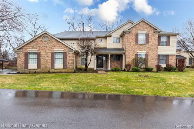 front view picture of 29589 Pine Ridge Cir, Farmington, MI. 48331