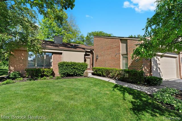 front view picture of 36798 Tanglewood Ln, Farmington, MI. 48331