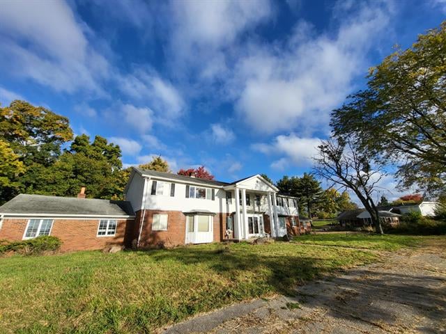 front view picture of 2703 Zenith Dr, Milford, MI. 48380