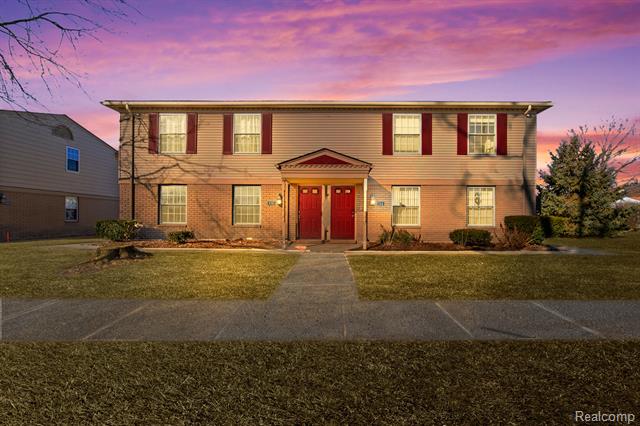 front view picture of 112 Princeton Dr, South Lyon, MI. 48178