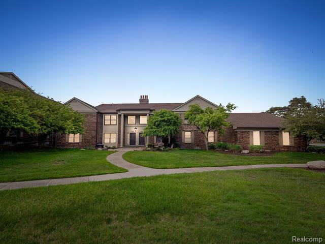 front view picture of 4410 Knightsbridge Ln, West Bloomfield, MI. 48323