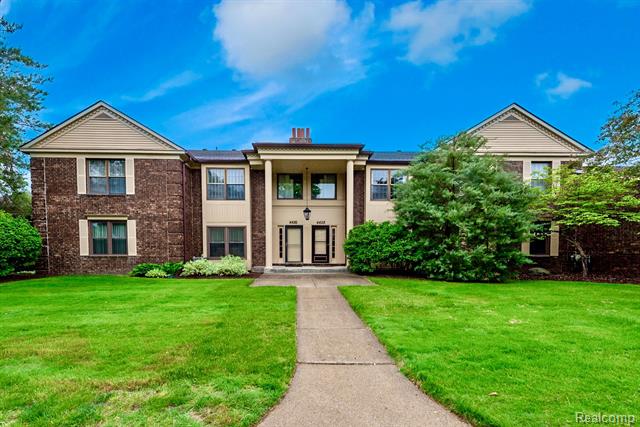front view picture of 4426 Knightsbridge Ln, West Bloomfield, MI. 48323