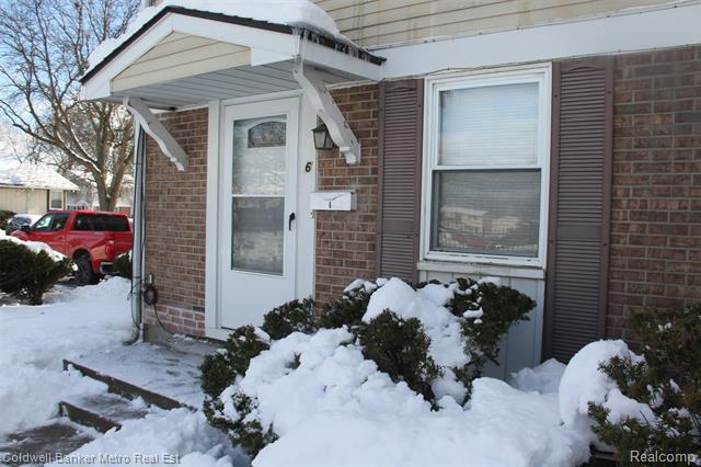 front view picture of 6 Beechwoode Ln, Pontiac, MI. 48340