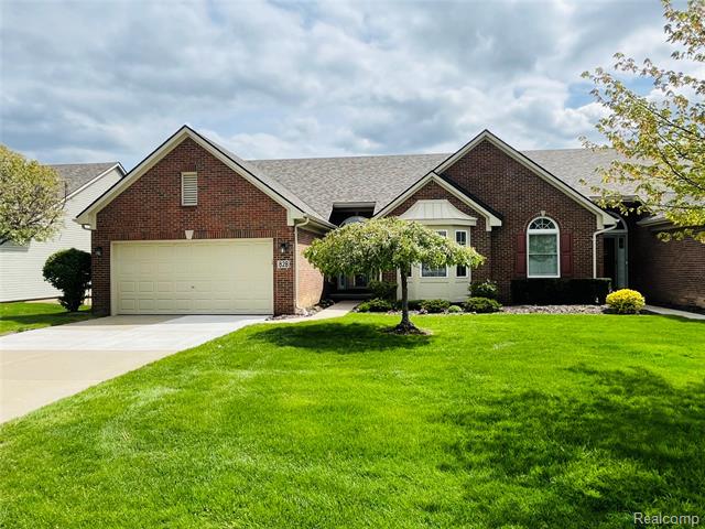 front view picture of 828 Woodhaven Dr, Walled Lake, MI. 48390