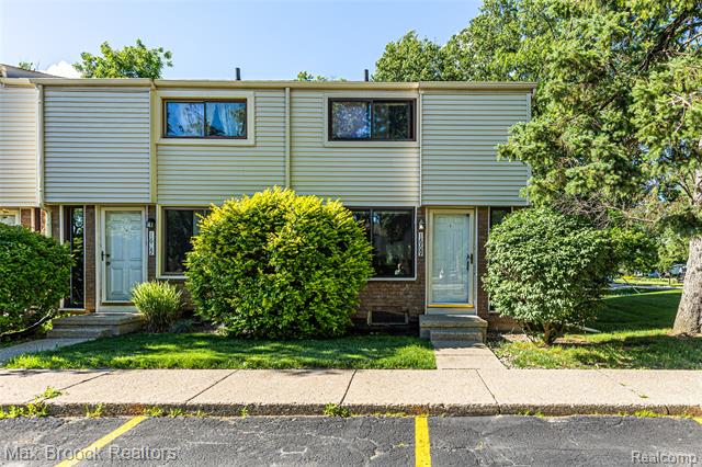front view picture of 1669 Wimbledon Dr, Walled Lake, MI. 48390